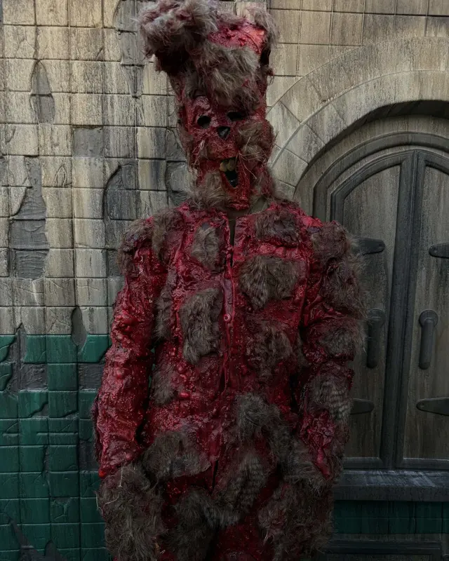 A full-costume creature character roaming the Scarizona post-apocalyptic scaregrounds