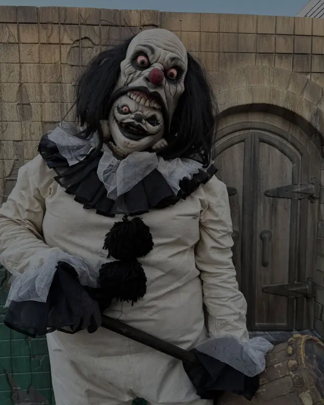 A Scarizona cast member in full pierrot-clown makeup and costume at the scaregrounds